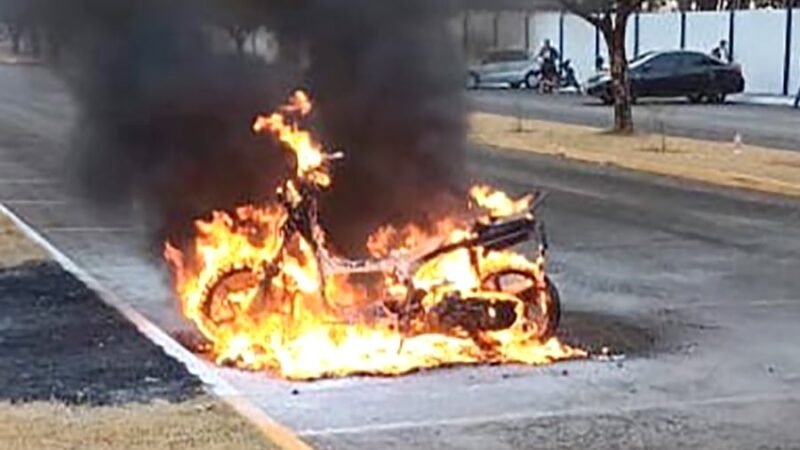 Condutora é surpreendida após moto pegar fogo em Sorriso