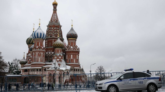 Maior ataque de drones contra Moscou faz 1ª morte e fecha aeroportos