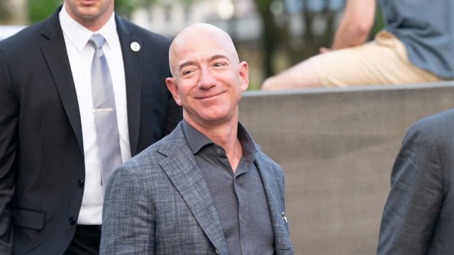 Brasileiro que vendeu mansão de R$ 446 milhões a Jeff Bezos processa corretor