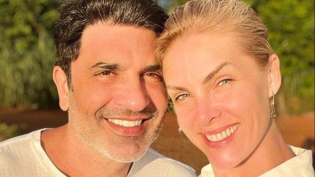 Ana Hickmann usa vestido de 100 mil pérolas em noivado com Edu Guedes