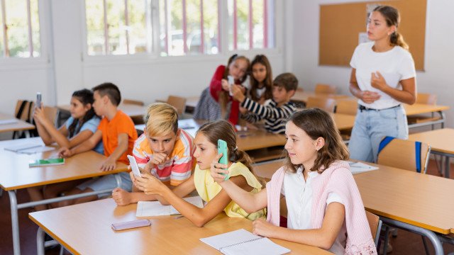 Jovens relatam melhora nos estudos e nas conversas após veto a celular na escola