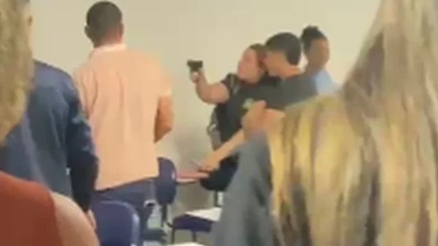 Estudante aponta arma para colega durante briga em faculdade; vídeo