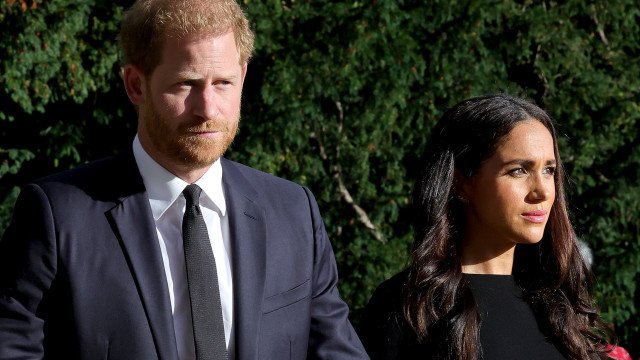 Família Real comenta foto polêmica de Harry em que ‘cortaram’ Meghan