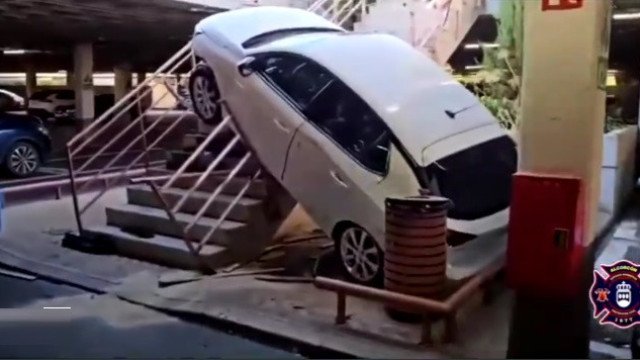 Carro despenca em escadaria de shopping em Madrid; veja as imagens