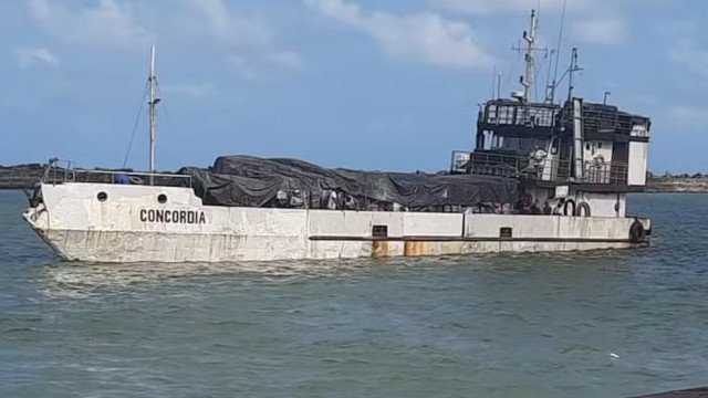 Navio naufraga em Pernambuco e autoridades buscam 5 desaparecidos