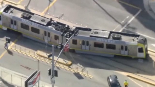 Metrô em Los Angeles descarrila após colisão com carro; veja as imagens