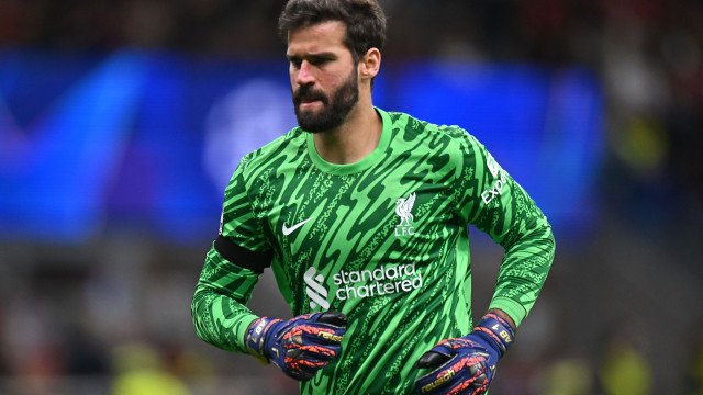 Alisson vira dúvida no Liverpool por problema físico e preocupa seleção brasileira