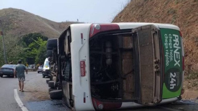 Três morrem em acidente com ônibus de time de futebol americano no RJ