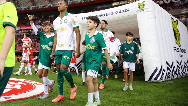 Vanderlan renova com Palmeiras até 2028: ‘Espero dar muitas alegrias à torcida’