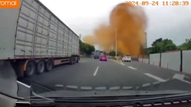 Cano de saneamento ‘explode’ e lança dejetos pelo ar em plena autoestrada