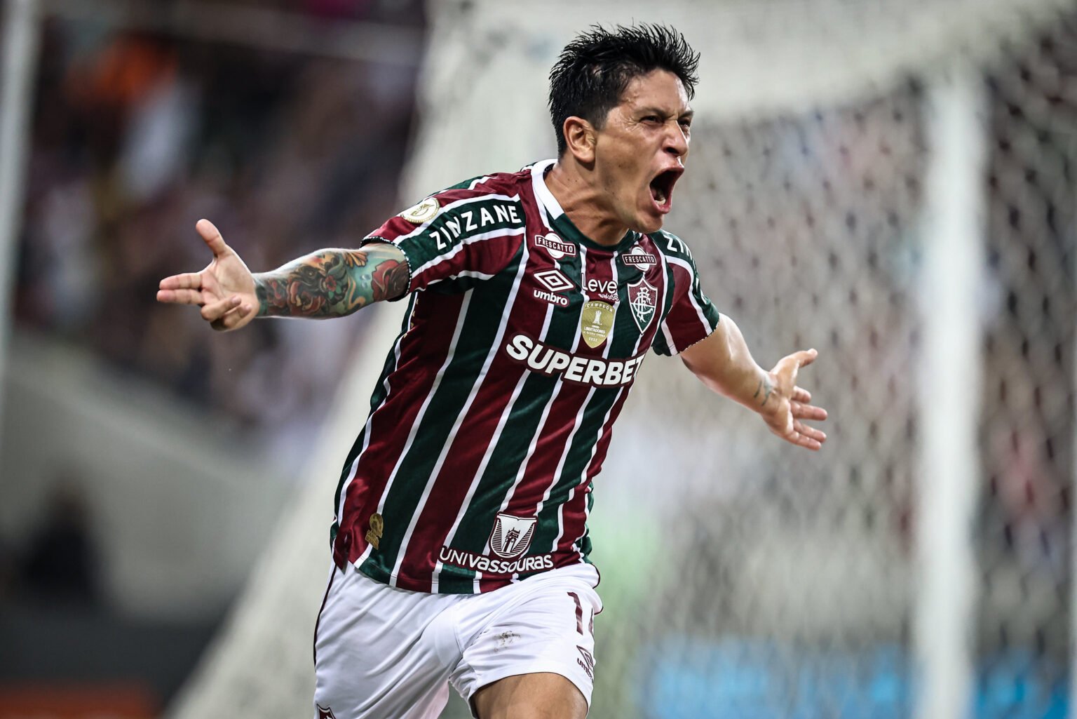 Cano desencanta, Fluminense vence o Athletico e salta pra longe do Z-4