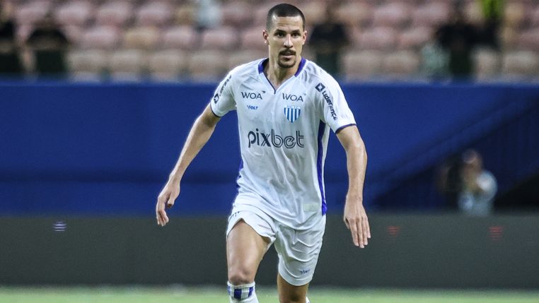 Com bons números na defesa e no ataque, Mário Sérgio chega a sete participações em gols do Avaí na temporada