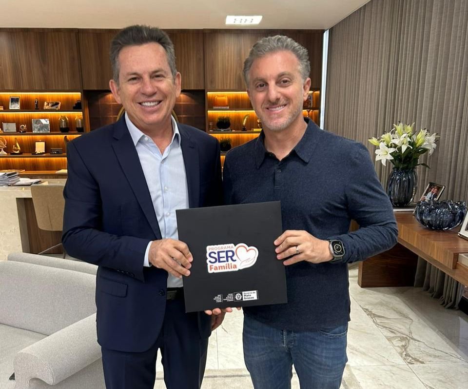 Luciano Huck recebe livro sobre programas idealizados pela primeira-dama de MT