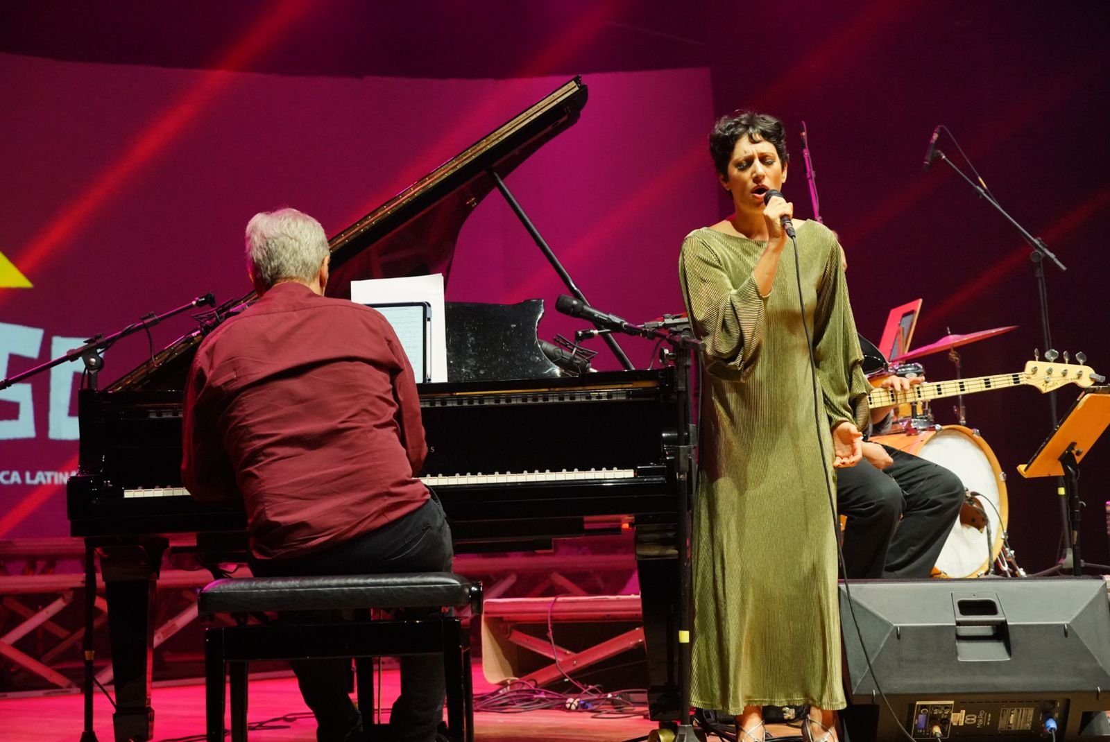 Cerimônia de abertura do 20º FEMUSC homenageia alunos e criadores do Festival e os 80 anos de Elis Regina