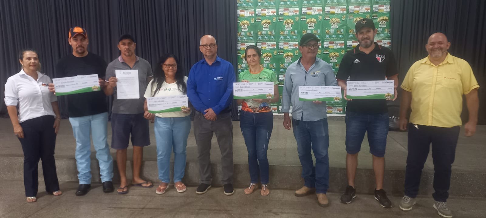 ACEG entrega prêmios, para os sorteados da promoção “Show de Prêmios”