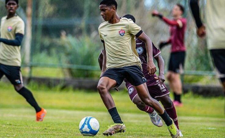 Aos 16 anos e com multa de R$ 300 milhões, joia da base assina primeiro contrato profissional com o Vitória