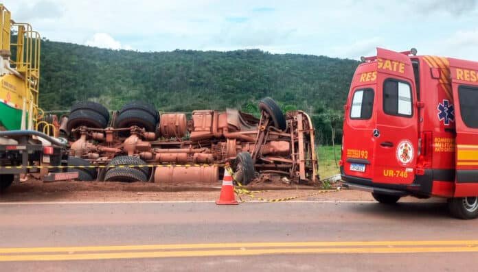 Carreta tomba na BR-163 em Guarantã do Norte e motorista fica preso às ferragens