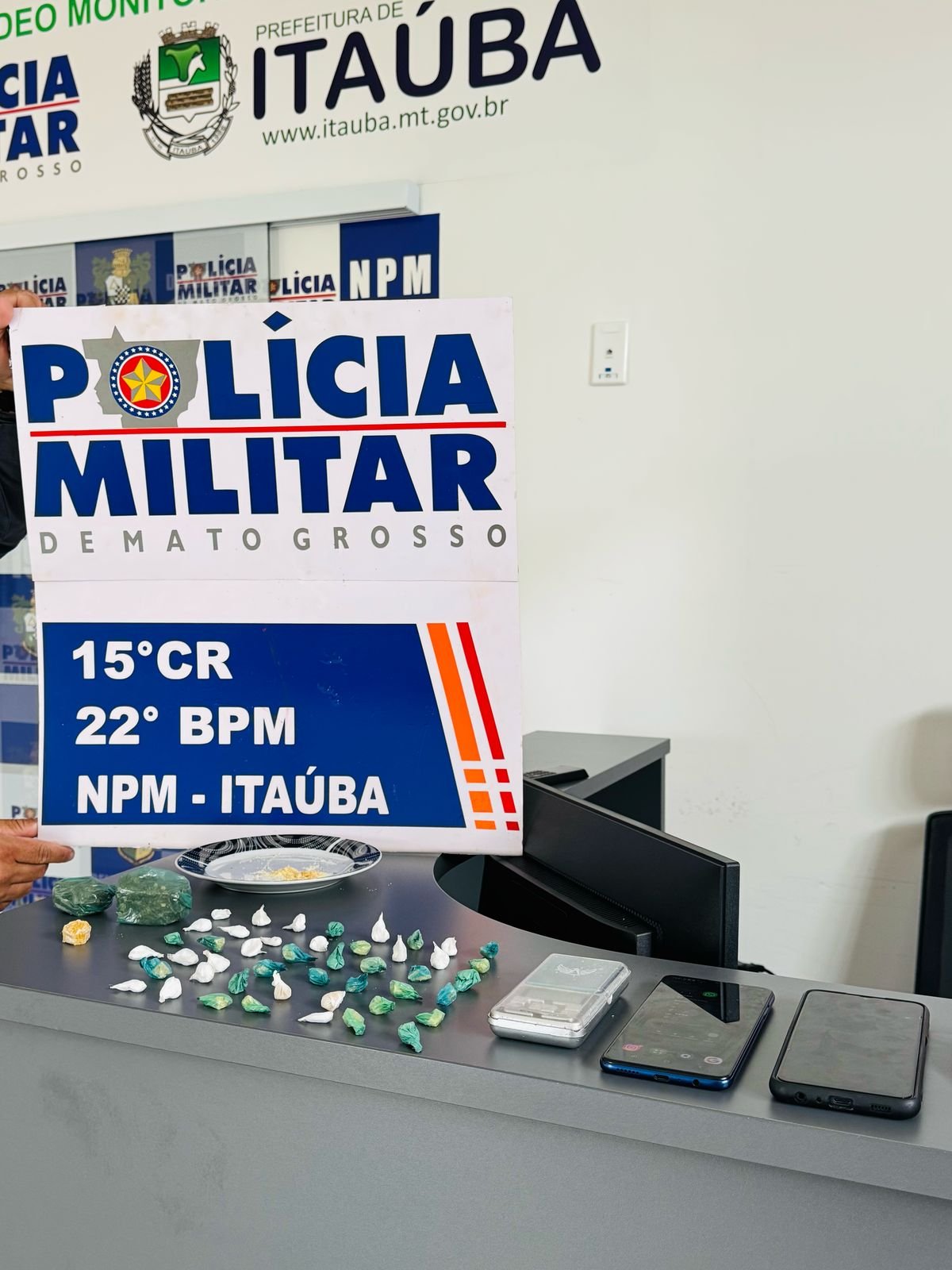 Polícia Militar prende suspeito e apreende menor com drogas em residência em Itaúba