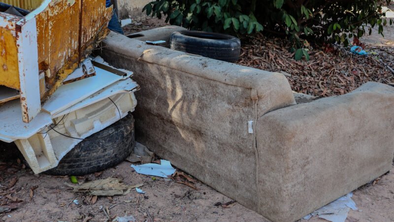 Prefeitura realiza grande limpeza no bairro Centro com recolhimento de inservíveis