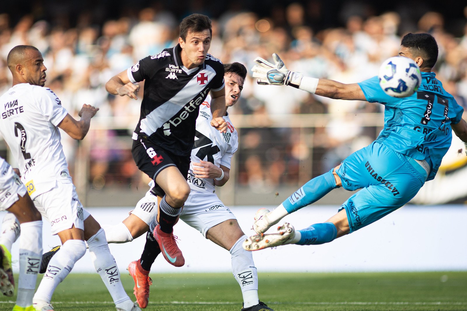 Vasco aniquila Santos com goleada histórica e deixa a zona de rebaixamento