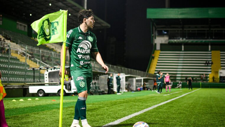 Eduardo Person comemora volta aos gramados pela Chapecoense: “Foi um momento difícil”