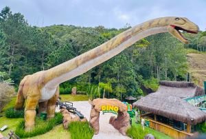 Maior parque de dinossauros do Brasil fica em SC e completa dois anos em setembro