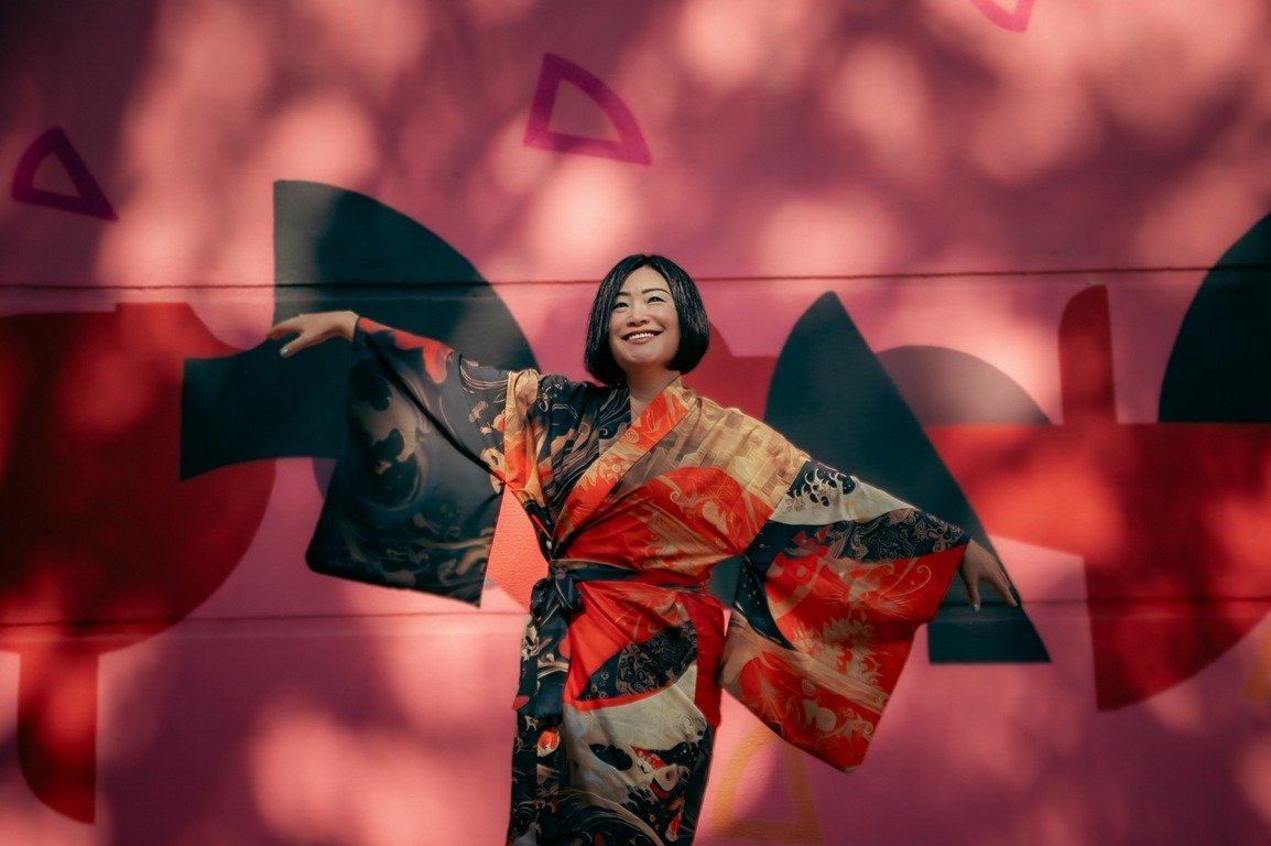 Do Quênia à Coreia, passando pelo rasqueado, a cantora japonesa Akane canta o mundo em show no Teatro da UFMT