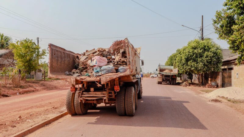 Prefeitura de Guarantã do Norte realiza mutirão de limpeza no bairro Santa Marta para combate ao mosquito Aedes aegypti