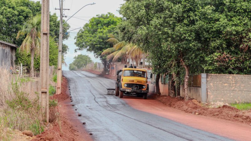 Rua Rio Bonito em Guarantã do Norte recebe imprimação e avança rumo à pavimentação
