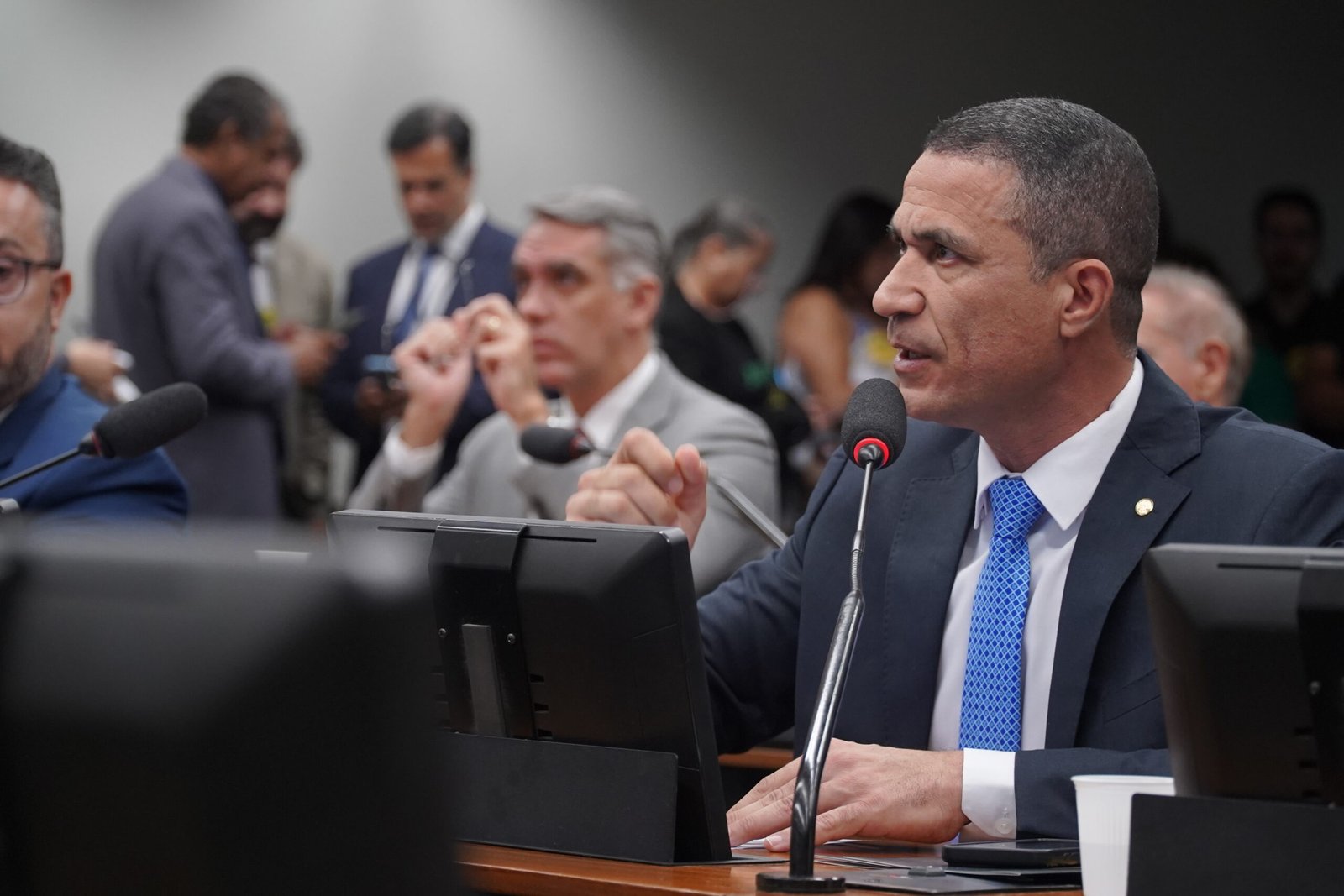 Com voto favorável de Coronel Assis, CCJ aprova porte de arma para polícias legislativas