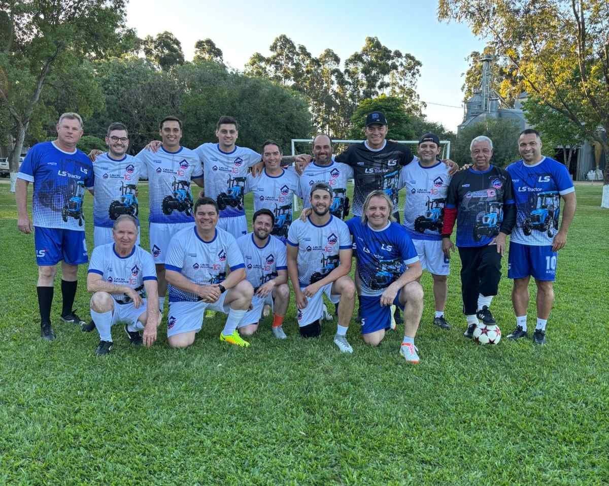 Jogo comemorativo reúne ex-jogadores de futebol para promover novo trator J25H
