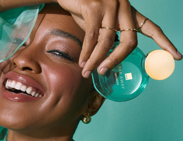 O clássico que encanta voltou: Avon relança Far Away Infinity