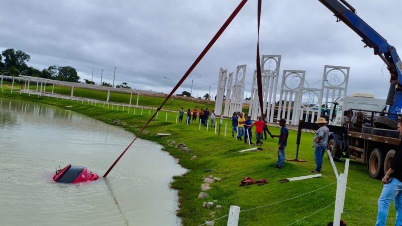 Corpo de Bombeiro retira veículo que caiu no  lago Municipal de Guarantã do Norte