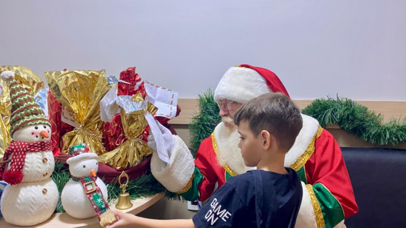 Shopping promove adoção de cartinhas e entrega presentes a crianças em Várzea Grande