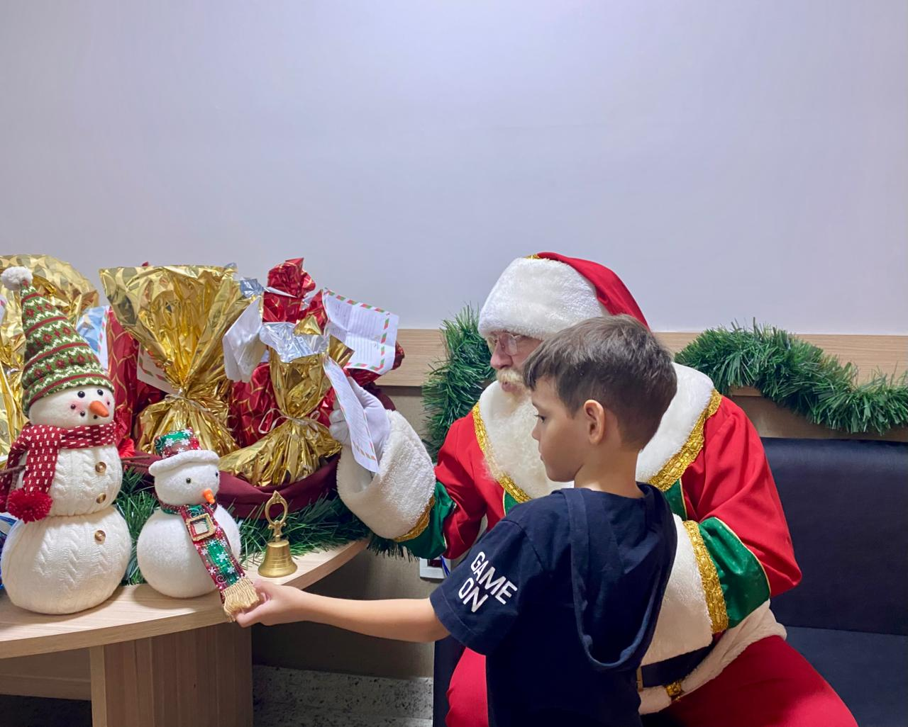 Shopping promove adoção de cartinhas e entrega presentes a crianças em Várzea Grande