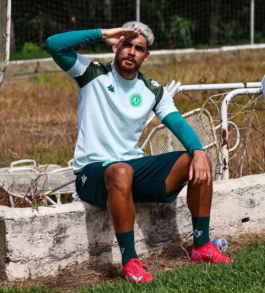 Peça fundamental para o acesso da Chapecoense à Série A, zagueiro Victor Caetano projeta estreia na temporada 2026