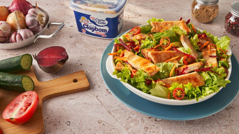Receita de Salada de Verão com Filé de Frango e Salada de Macarrão Colorida