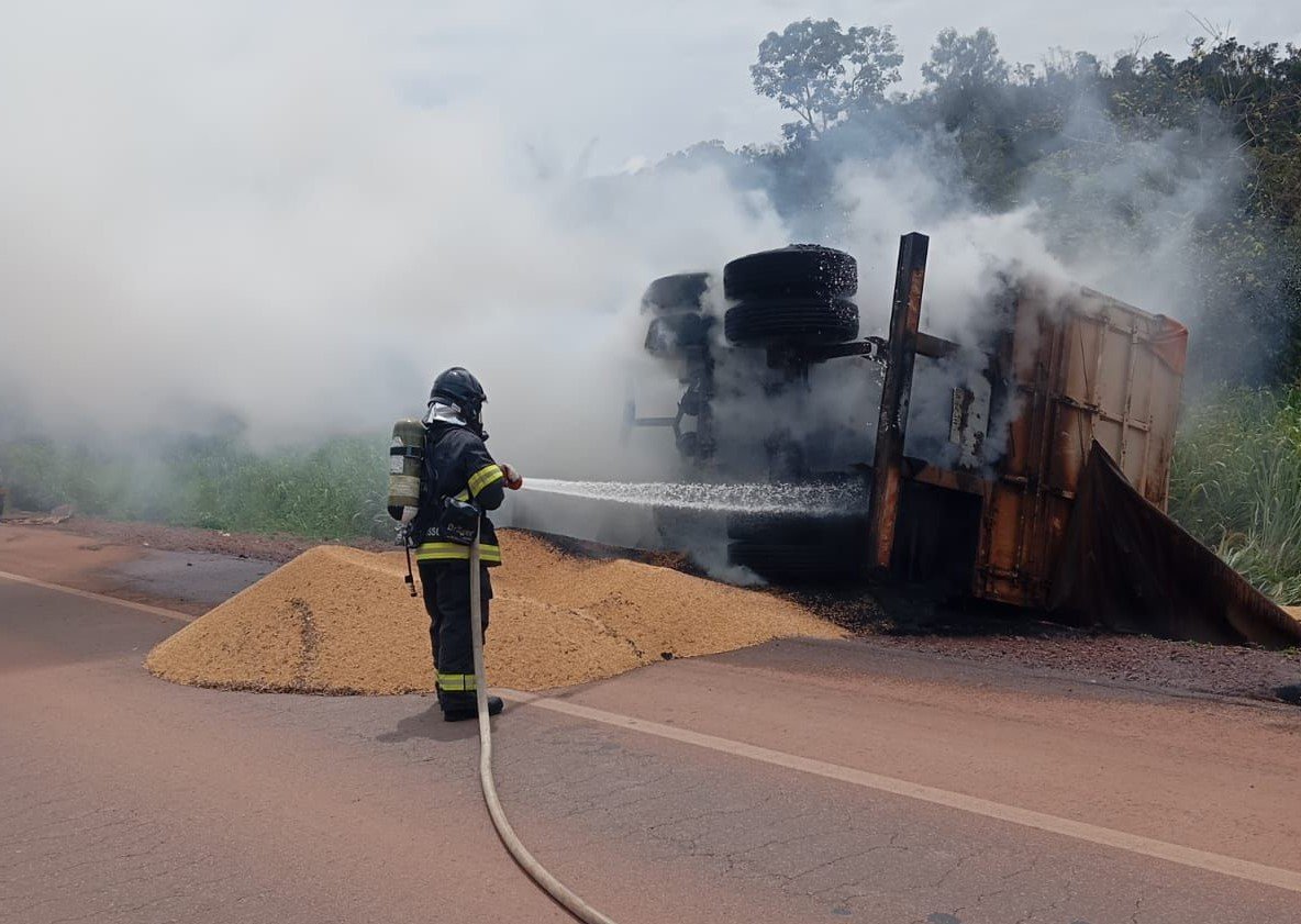 Bombeiro de Guarantã do Norte combate incêndio em carreta