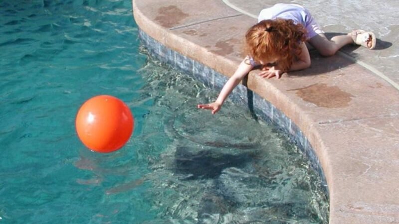 Crianças devem ter cuidado na hora de entrar no mar