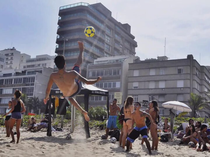Por que todo mundo joga? Altinha e vôlei são o sucesso nas praias brasileiras