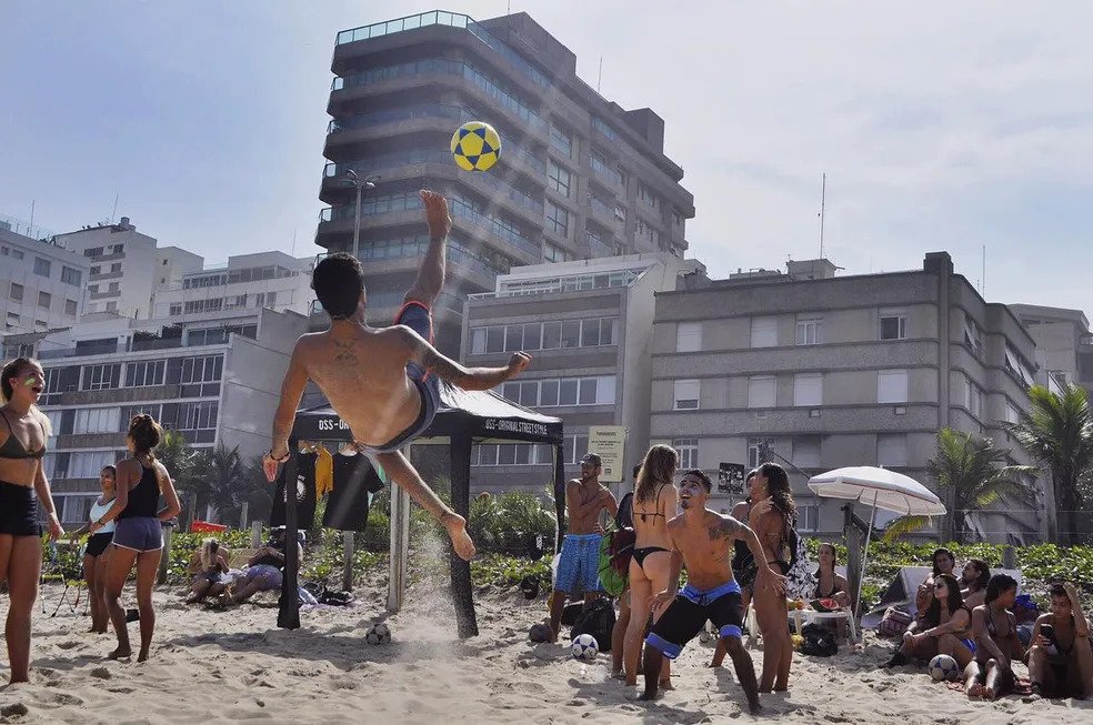 Por que todo mundo joga? Altinha e vôlei são o sucesso nas praias brasileiras