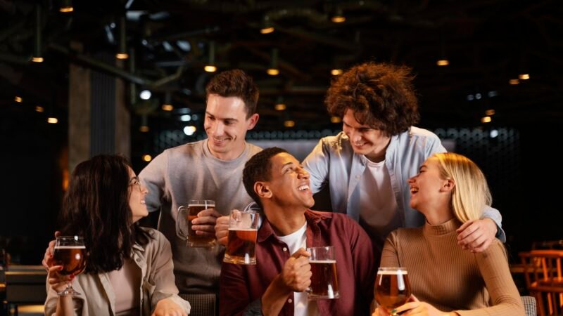 Busca por encontros casuais e relacionamentos não monogâmicos cresce no País