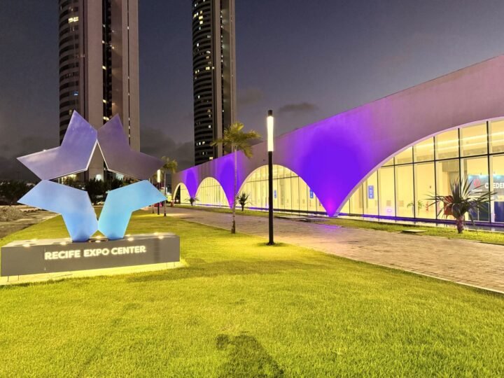 Recife Expo Center ilumina fachada de roxo em fevereiro em apoio à conscientização sobre lúpus e Alzheimer
